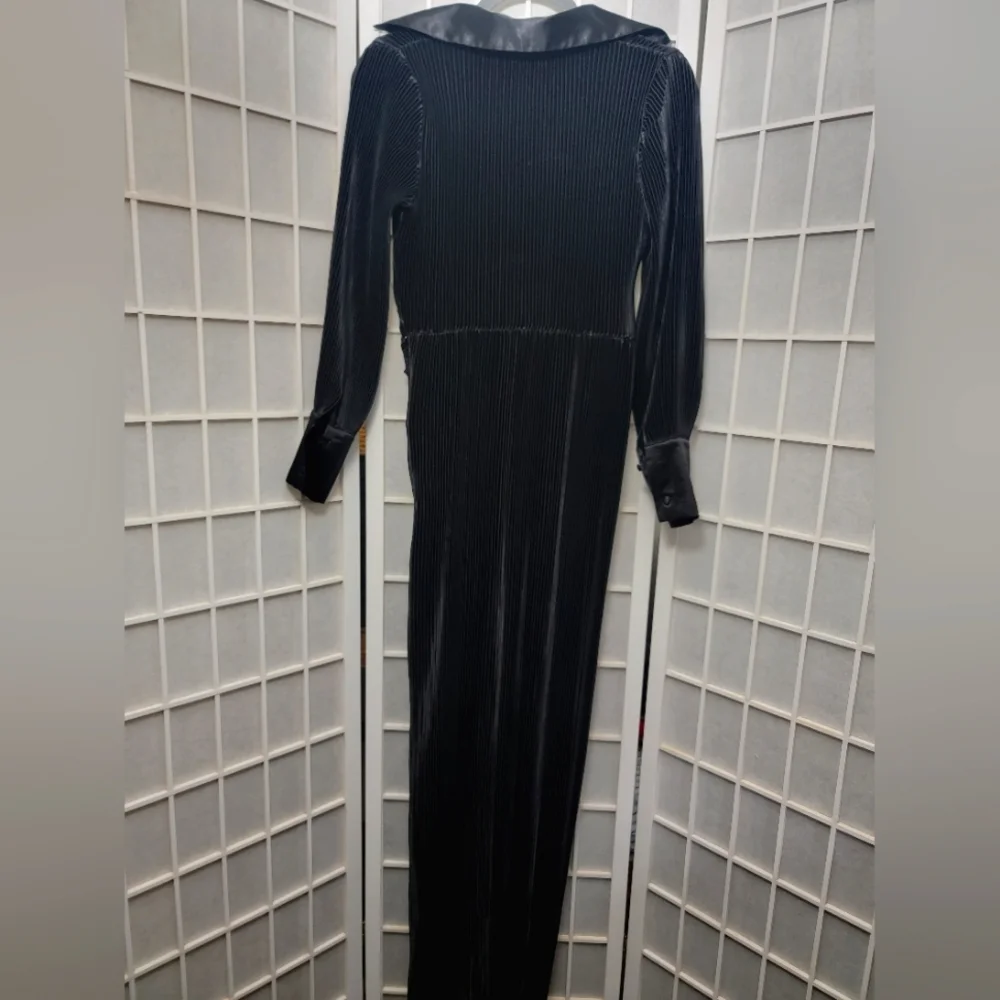 Satin Plisse Plunging Split Maxi Dress Missguided x Carli Bybel - Picture 9 of 12